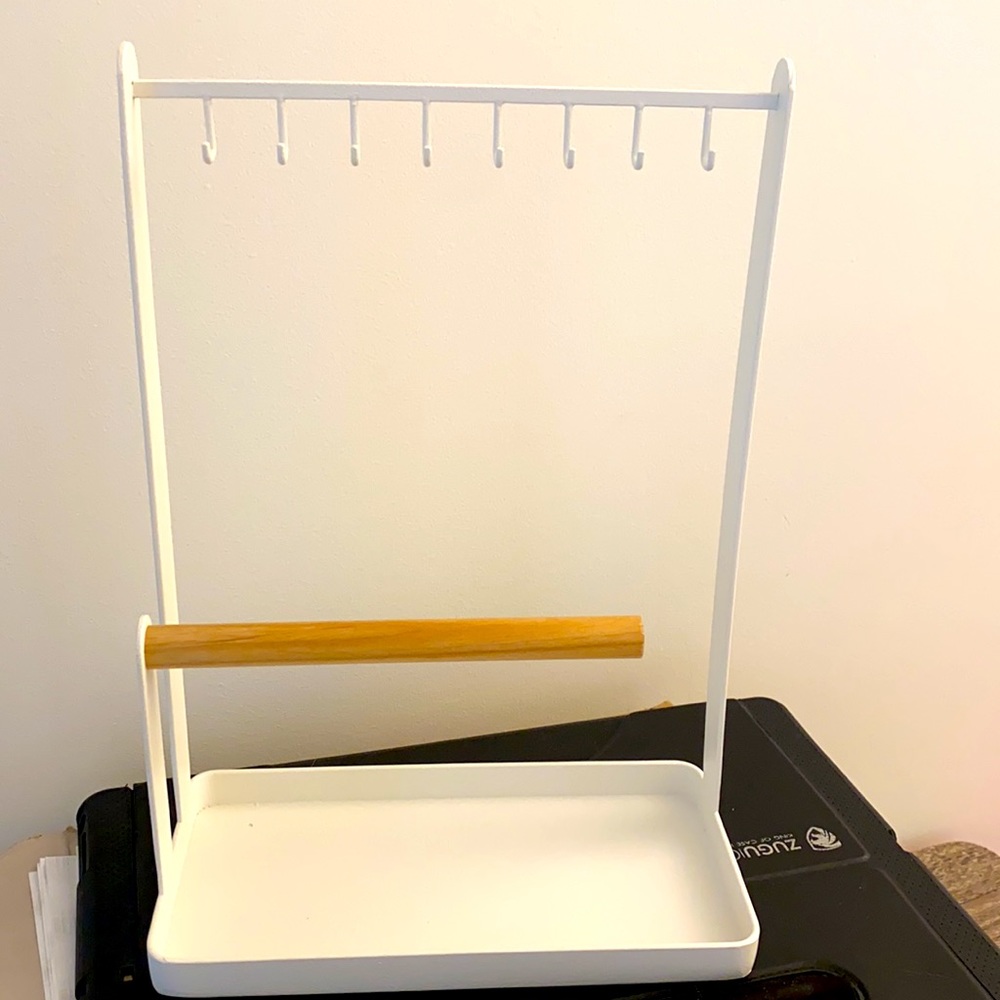 Accessories hanger